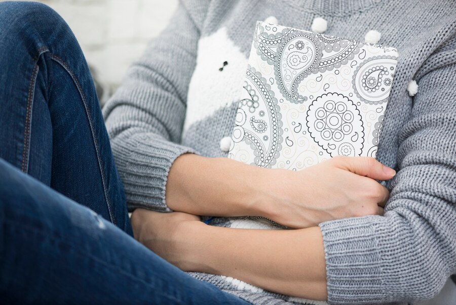 modelo sujetando libro 23 2147611448